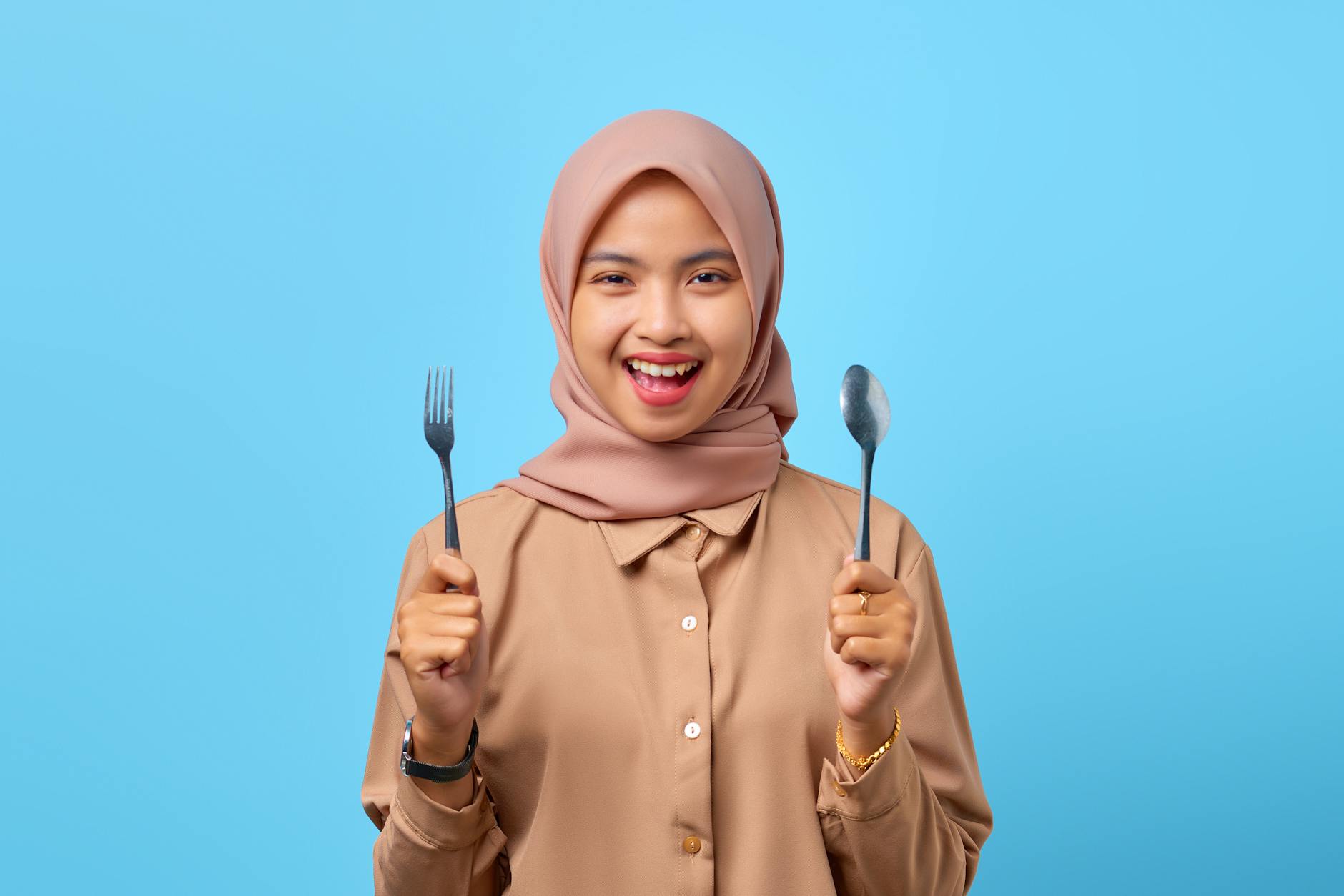 Wanita berusia 40 tahun melakukan puasa intermiten untuk menurunkan berat badan dan meningkatkan kesehatan