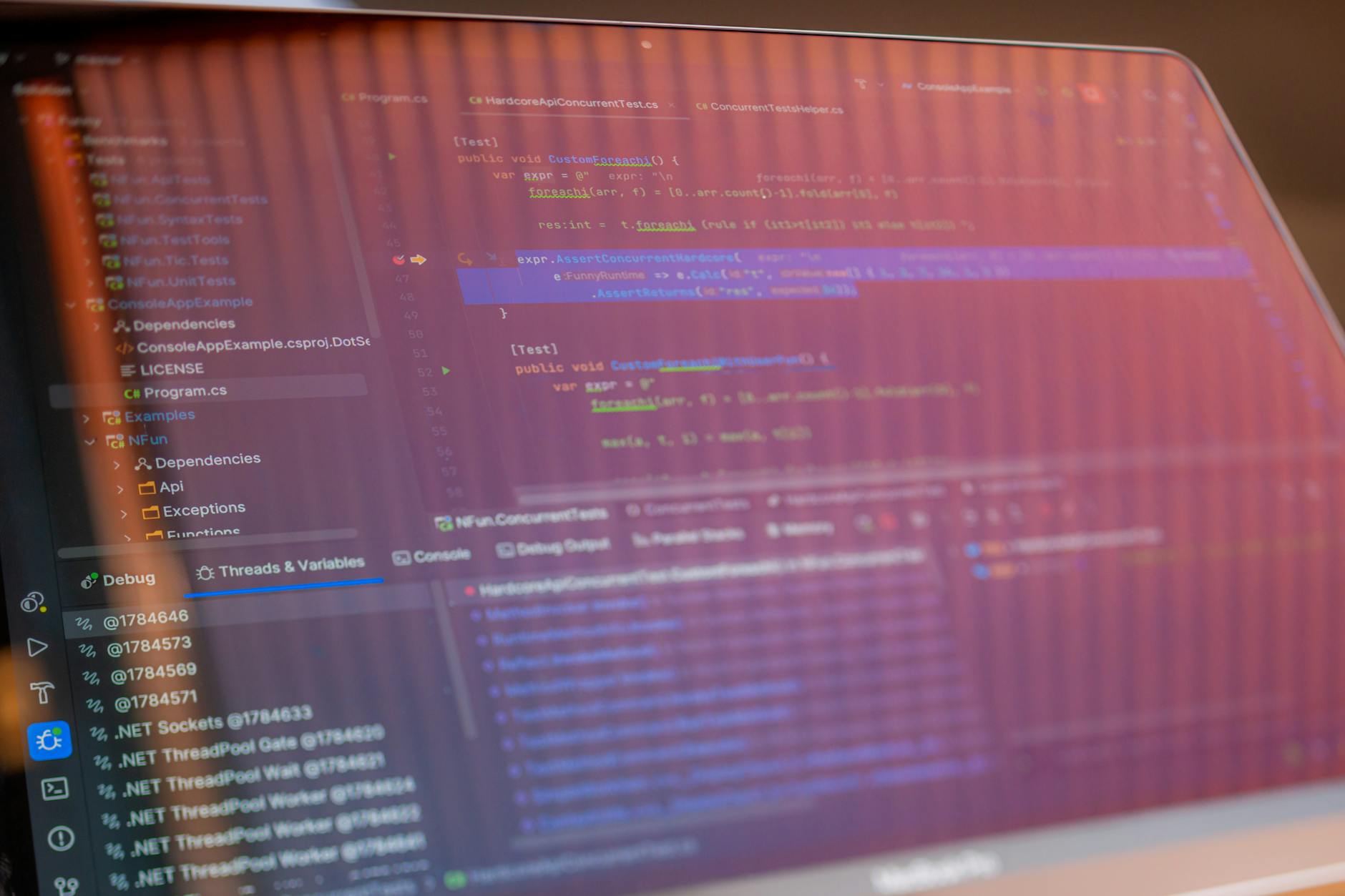 Grafik perbandingan biaya coding bootcamp di Indonesia dan luar negeri, menampilkan rentang harga dan nilai investasi