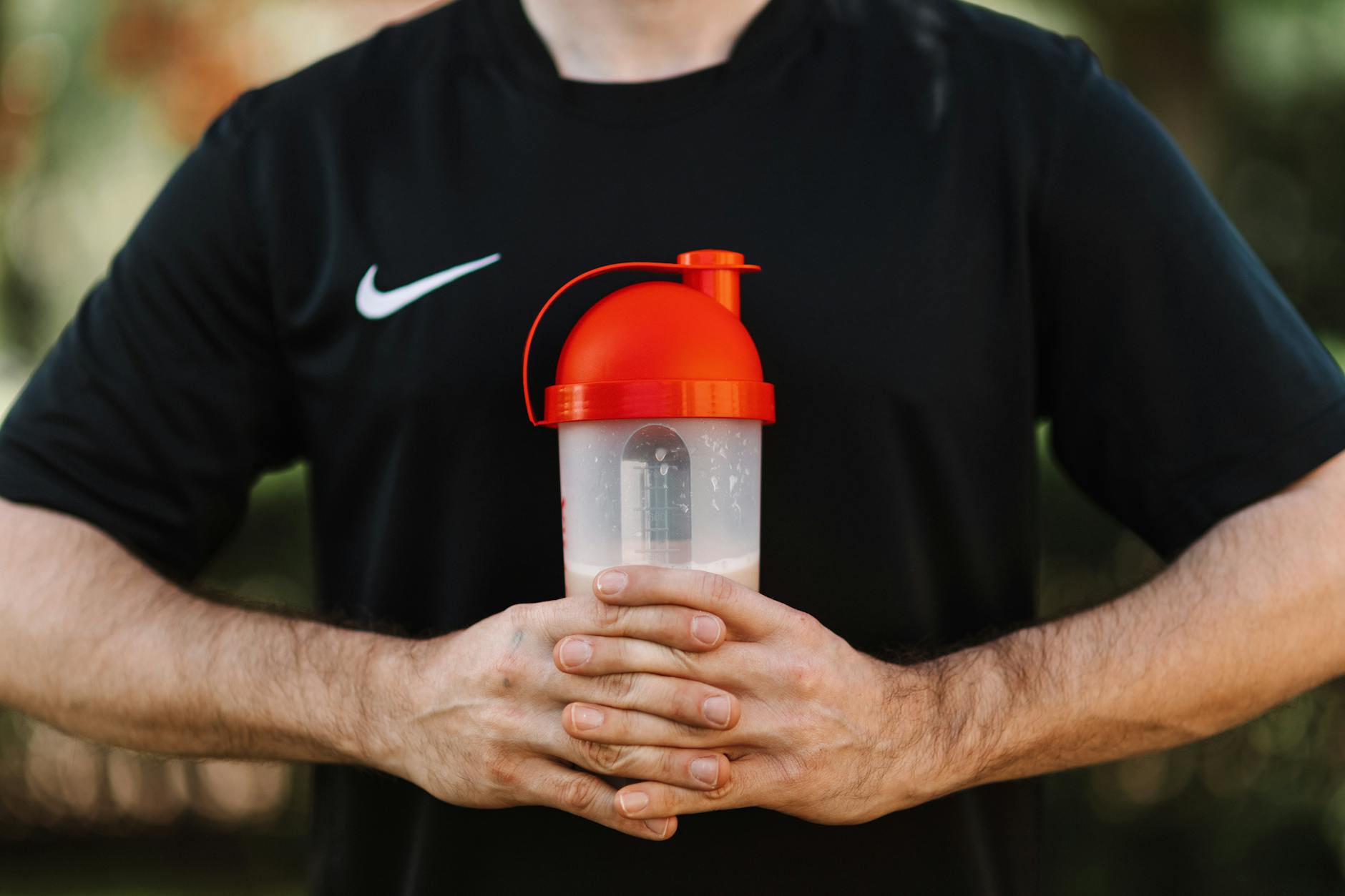 Gambar rekomendasi protein whey terbaik bagi pemula, menampilkan pilihan suplemen dan manfaatnya.