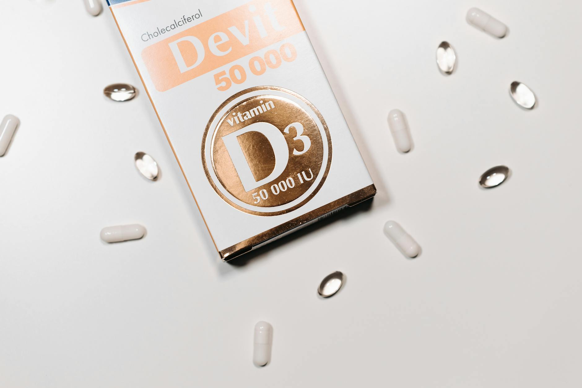 Ilustrasi manfaat vitamin D3 serta dosis harian yang tepat untuk kesehatan tulang dan sistem imun.