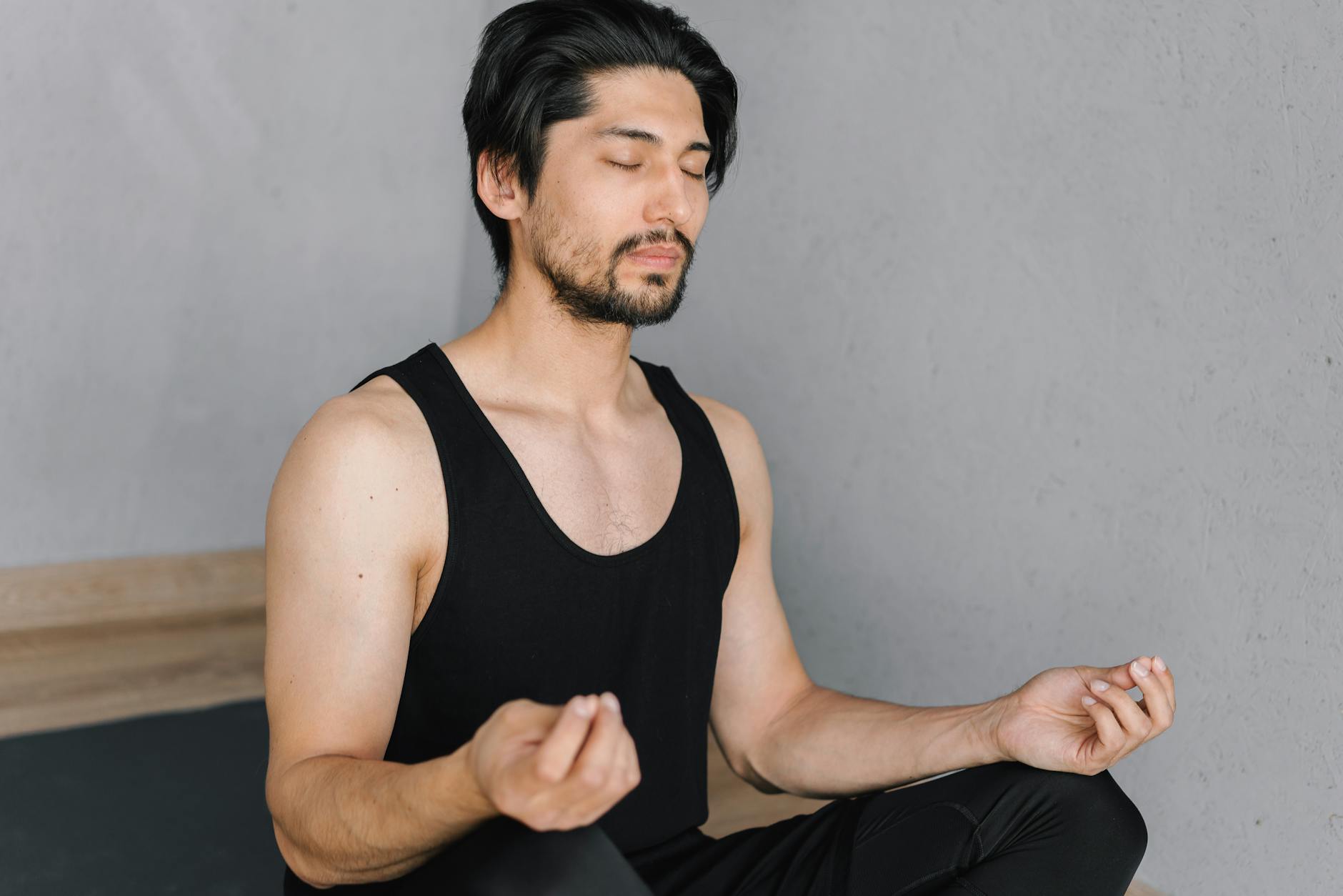 Ilustrasi teknik mindfulness membantu mengurangi stres dengan pernapasan sadar, relaksasi otot, dan fokus pada momen kini.