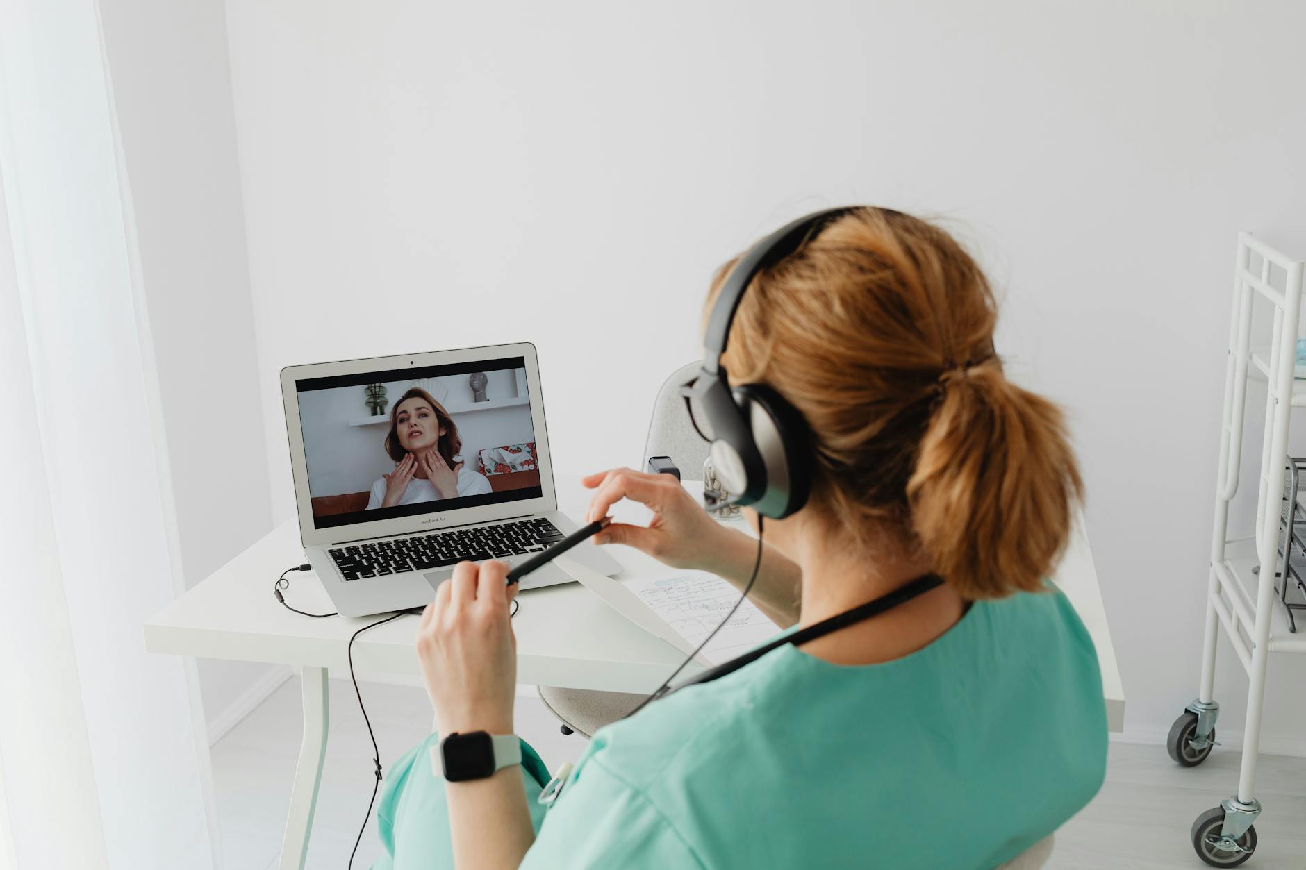Layanan telehealth memudahkan lansia konsultasi dokter secara virtual dari rumah