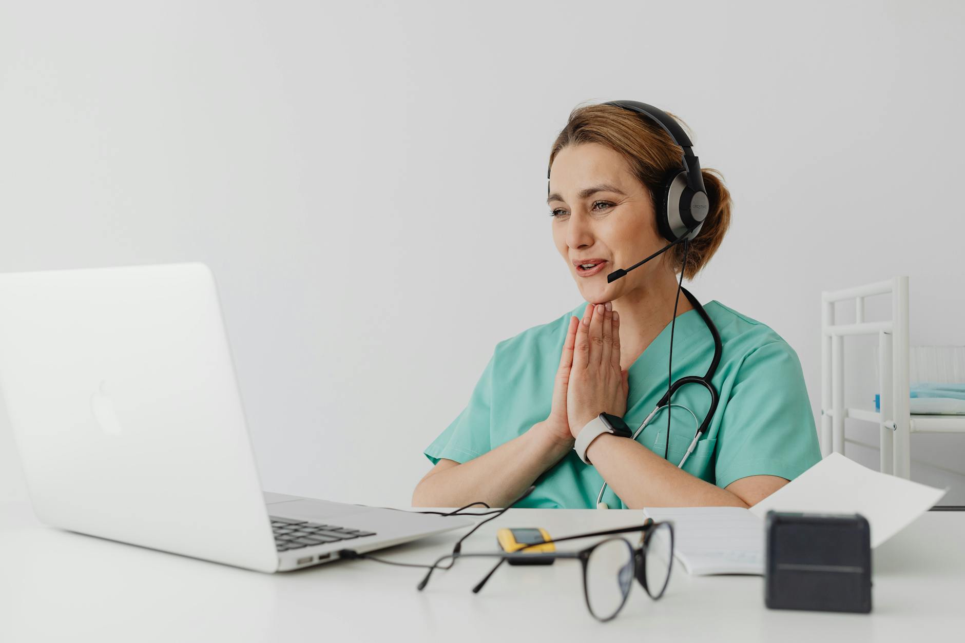 Ilustrasi konsultasi dokter online murah dengan chat video, mudah dan terjangkau.